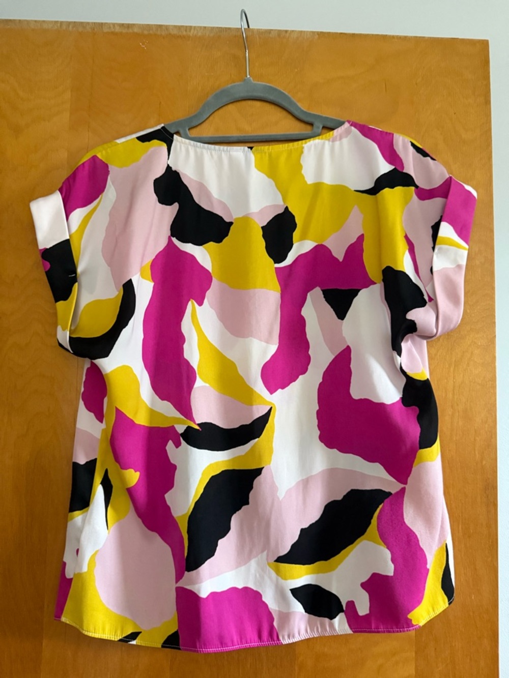 Nine West Bold Abstract Print Blouse Size S Pink Yellow Black Statement Top - Picture 3 of 3